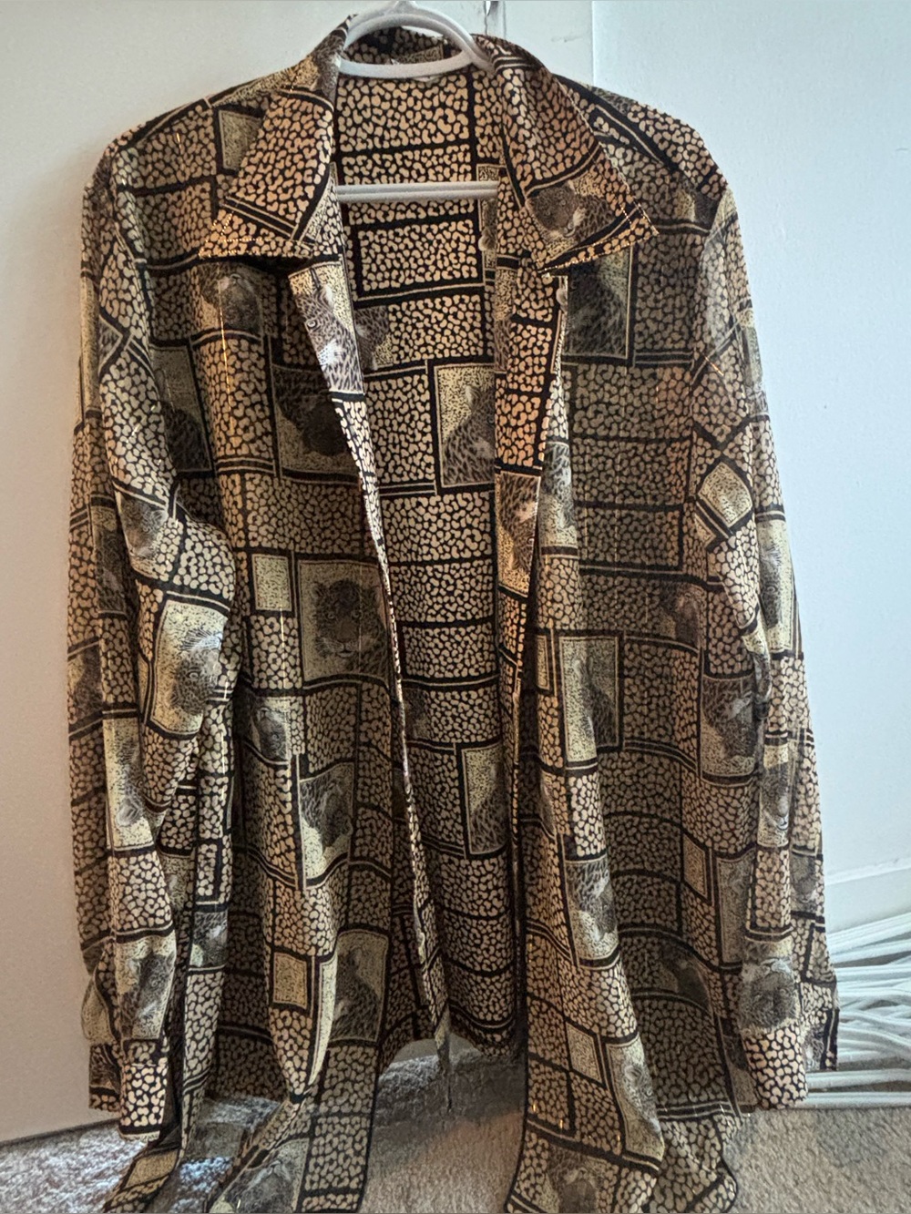 Cheetah Vintage-Inspired Printed Button-Up Shirt - Black & Gold